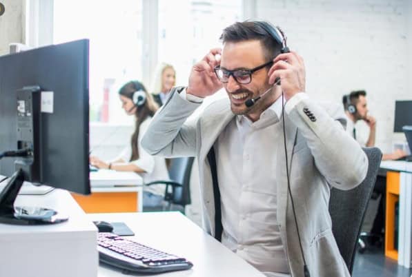 Why Everyone in My Office Suddenly Owns the Same Pair of Headphones